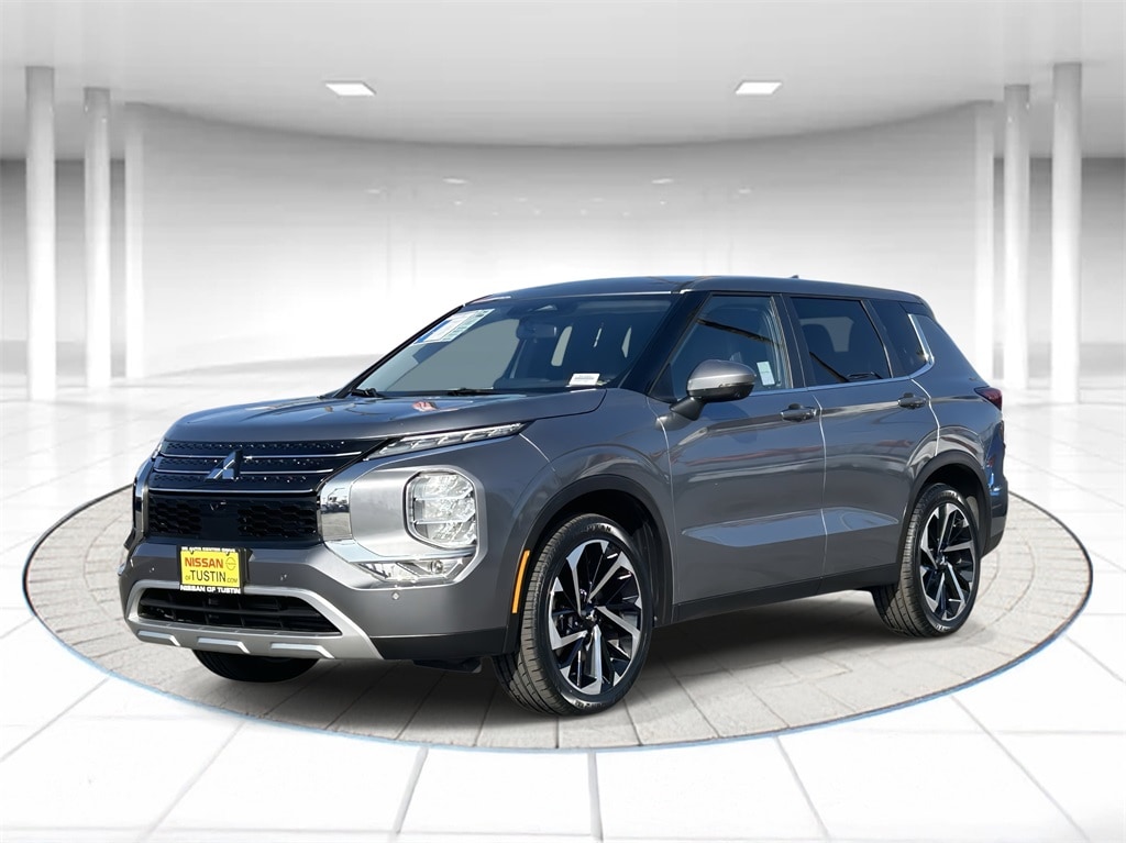 2024 Mitsubishi Outlander SE's photo