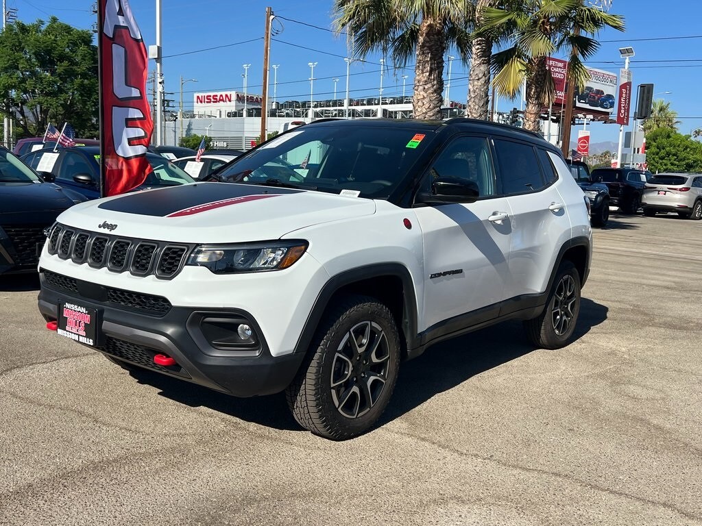2024 Jeep Compass Trailhawk photo 2
