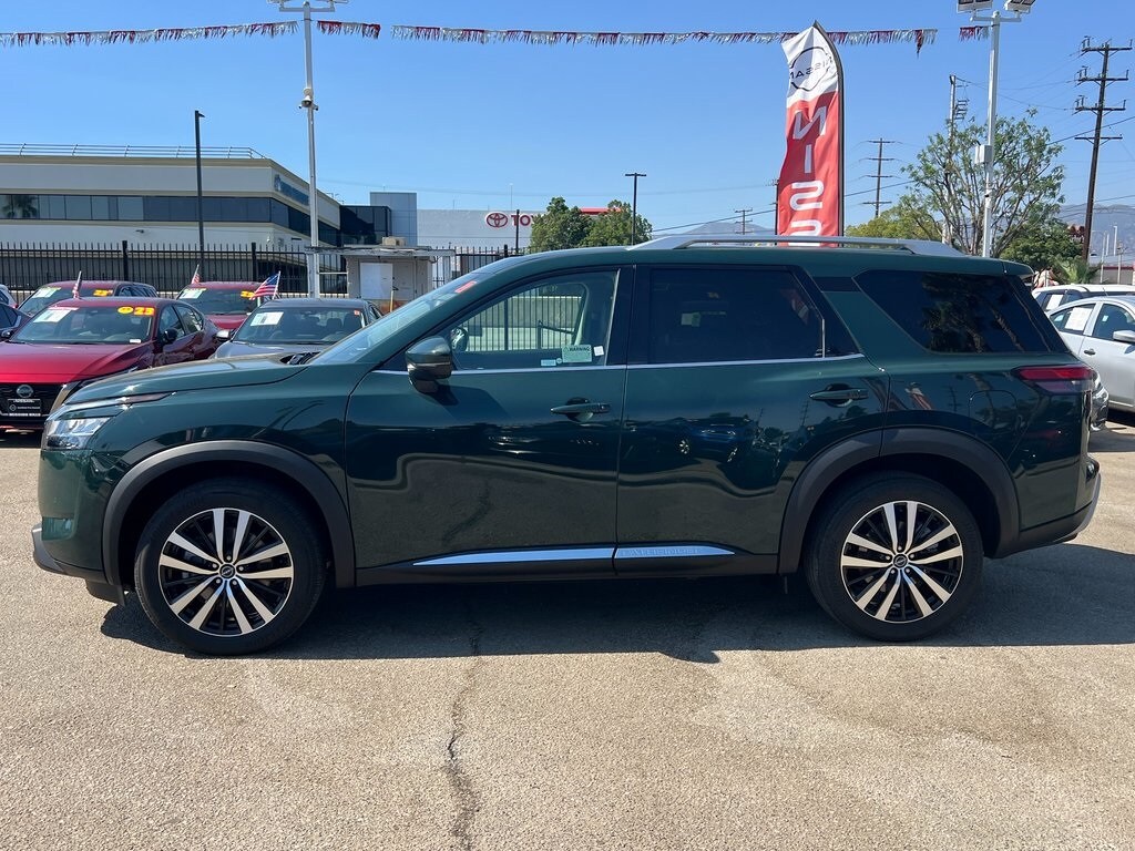 2023 Nissan Pathfinder Platinum photo 3