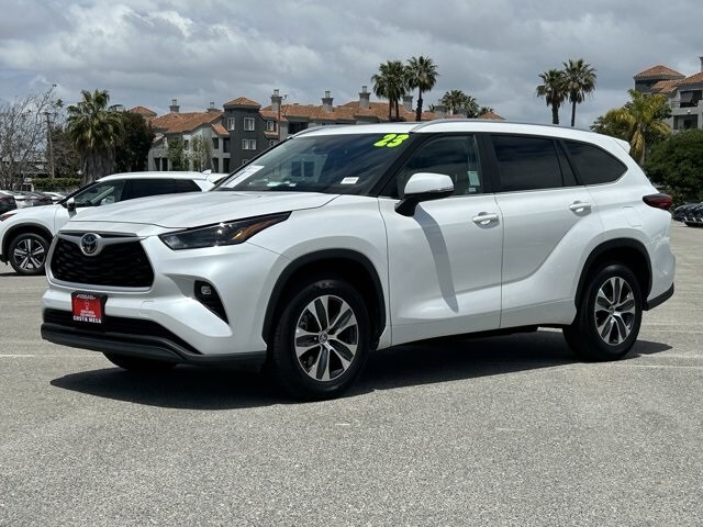 2023 Toyota Highlander L photo 2