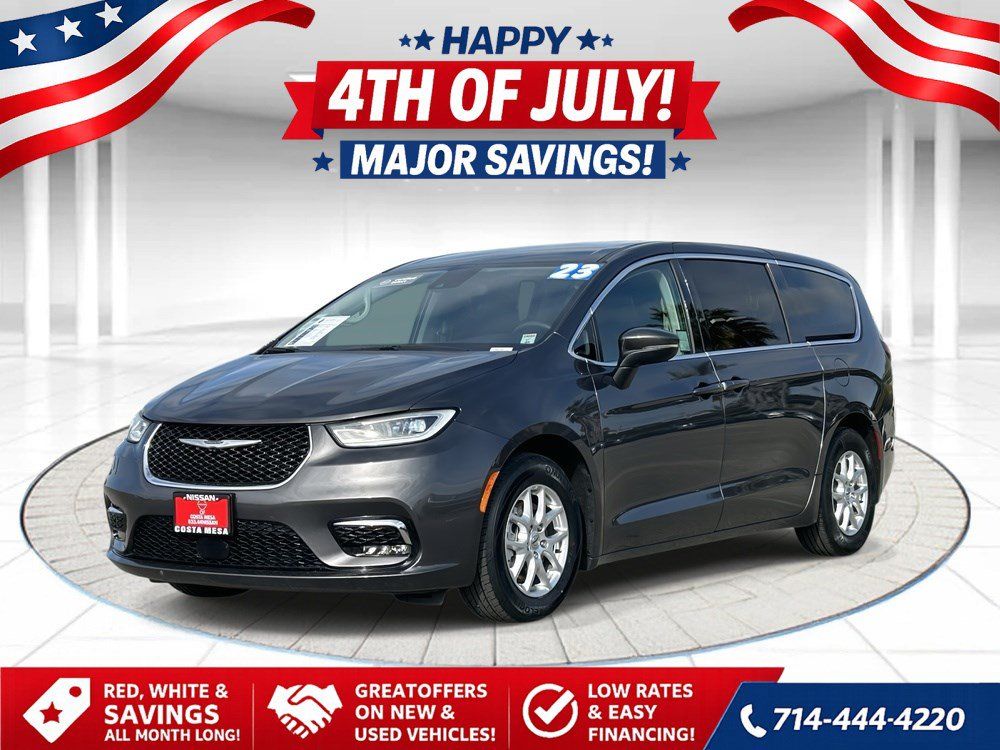 2023 Chrysler Pacifica Touring L's photo