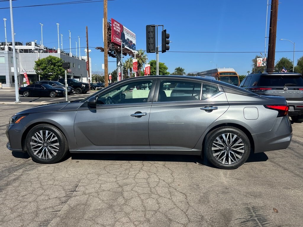 2023 Nissan Altima 2.5 SV photo 3
