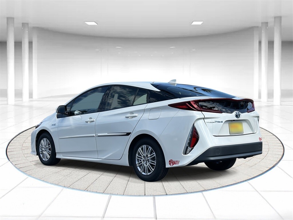 2017 Toyota Prius Prime Premium photo 2