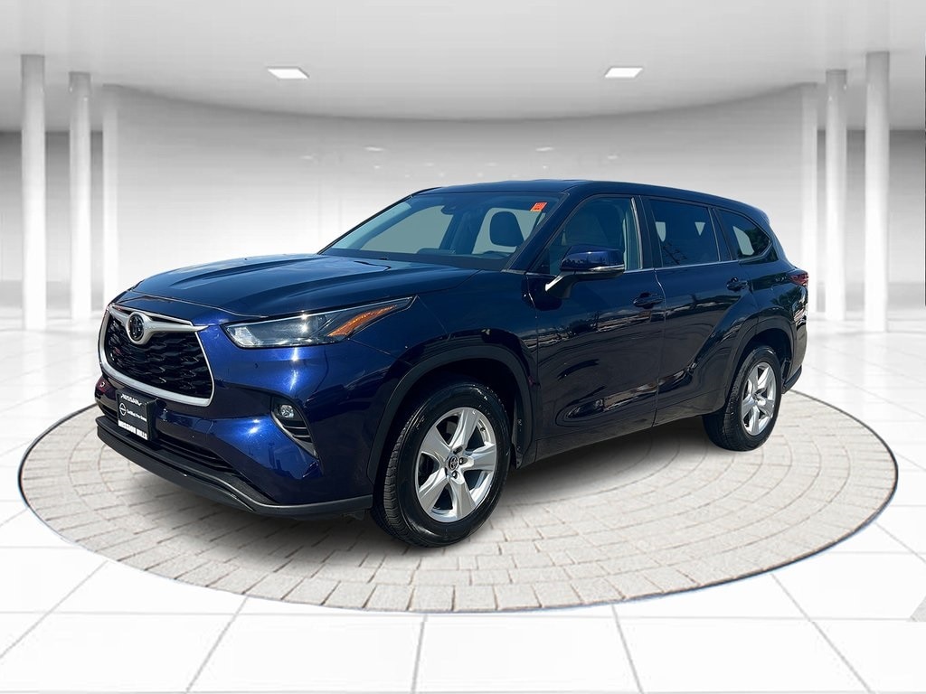 2023 Toyota Highlander LE's photo