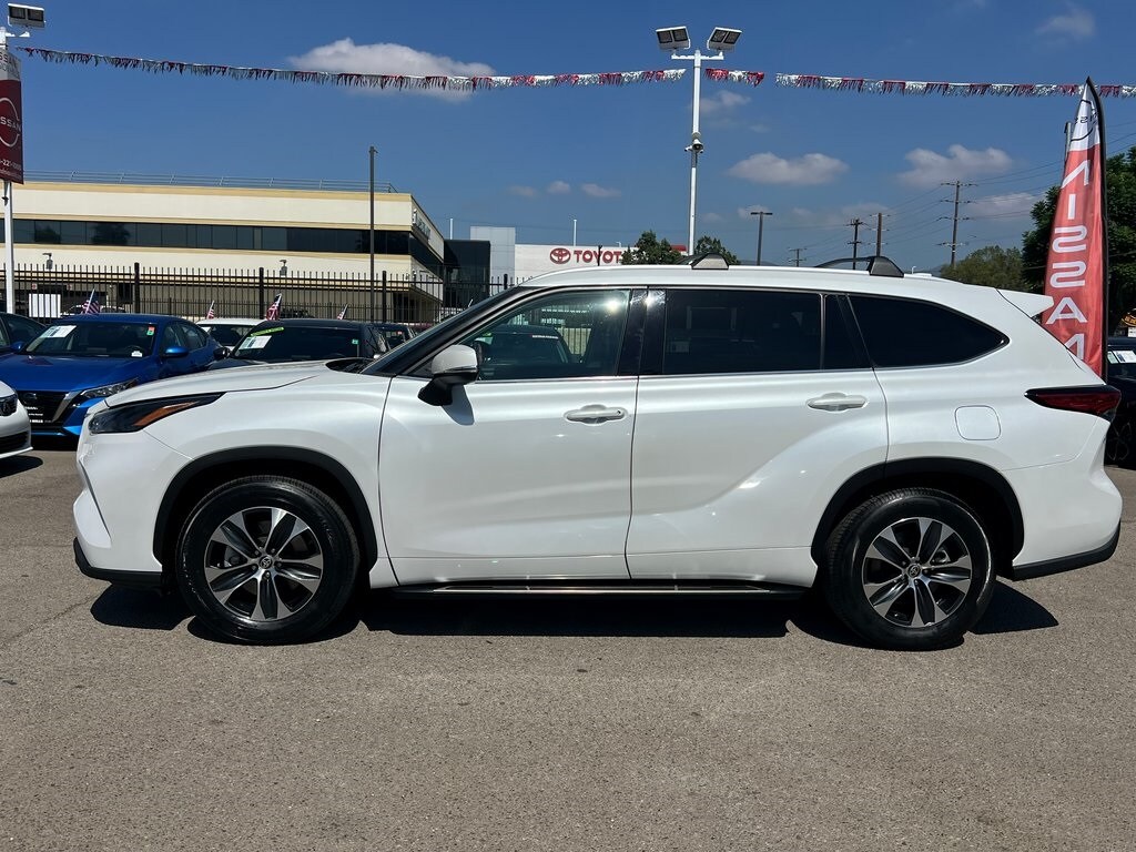 2022 Toyota Highlander XLE photo 2