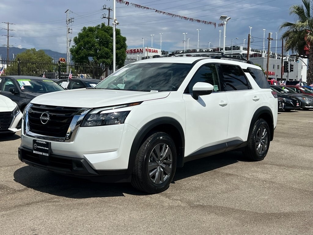 2025 Nissan Pathfinder SV photo 2