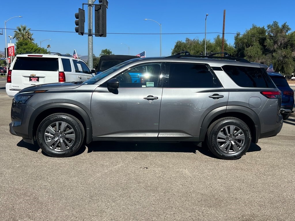 2025 Nissan Pathfinder SV photo 3