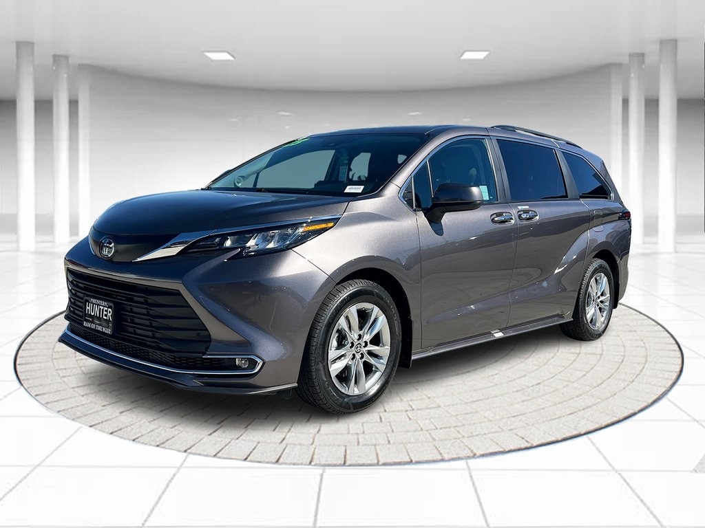 2023 Toyota Sienna XLE's photo