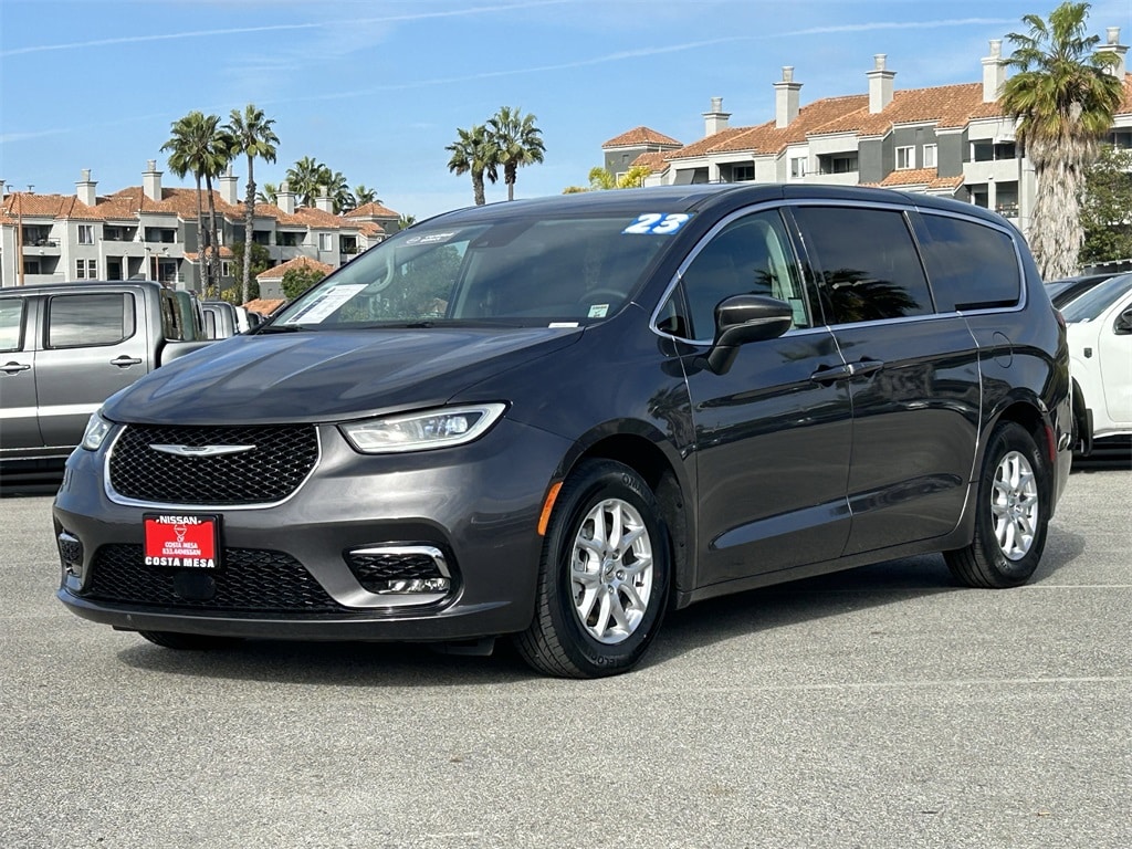 2023 Chrysler Pacifica Touring L's photo