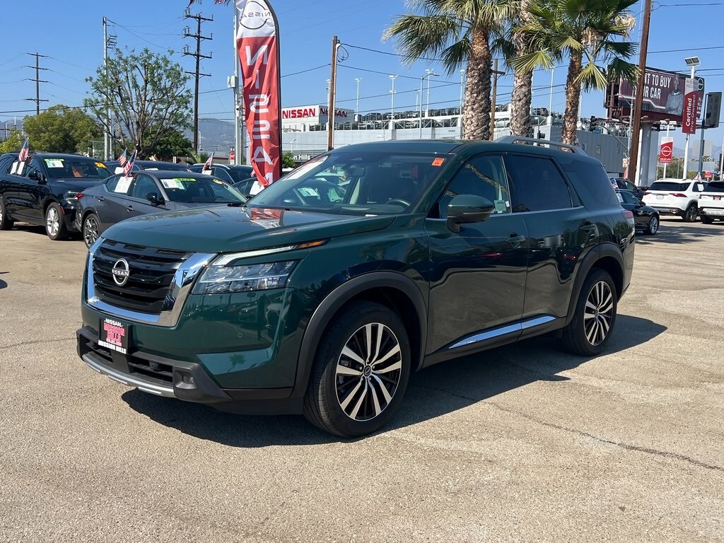2023 Nissan Pathfinder Platinum photo 2