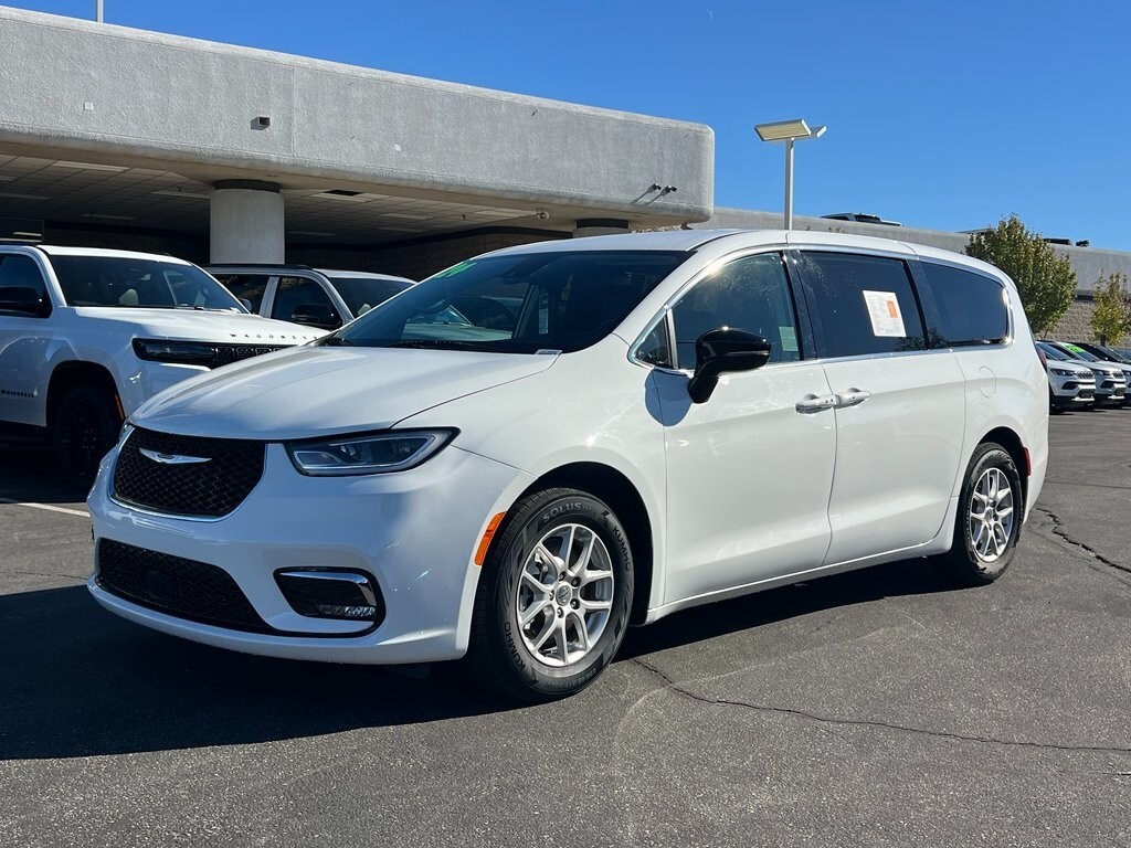 2024 Chrysler Pacifica Touring L photo 2