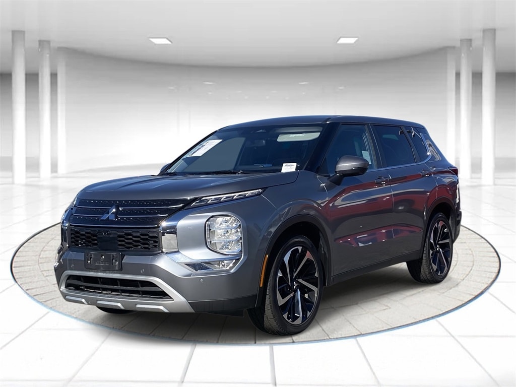 2024 Mitsubishi Outlander SE's photo