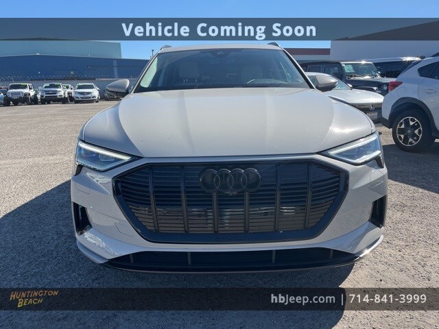 2022 Audi e-tron Premium Plus photo 2