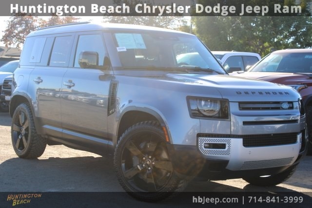 2023 Land Rover Defender SE's photo