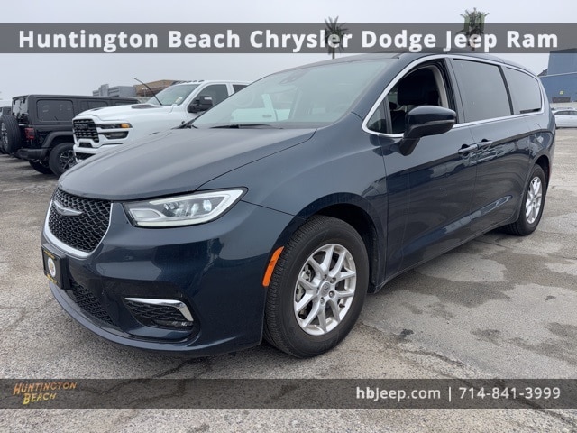 2023 Chrysler Pacifica Touring L's photo