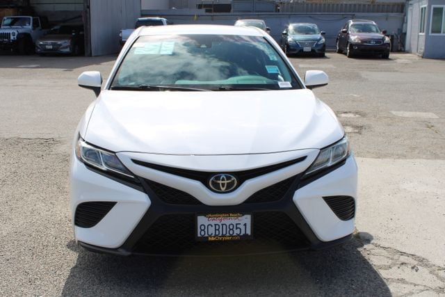 Used 2018 Toyota Camry SE with VIN 4T1B11HK5JU069984 for sale in Huntington Beach, CA