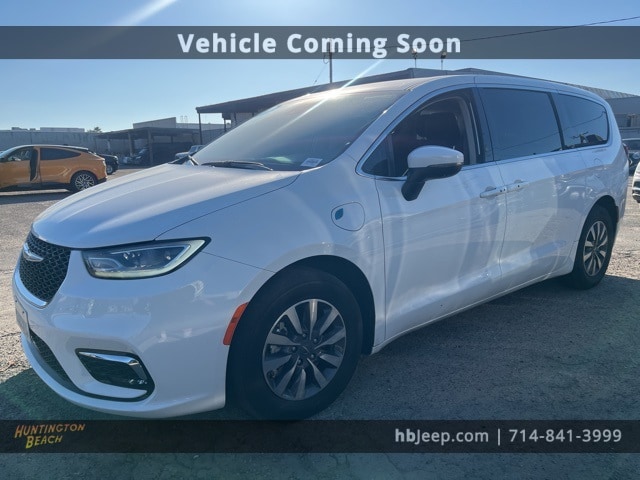 2023 Chrysler Pacifica Hybrid Touring L's photo