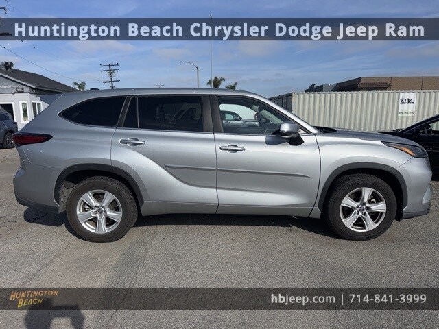 2023 Toyota Highlander L photo 4