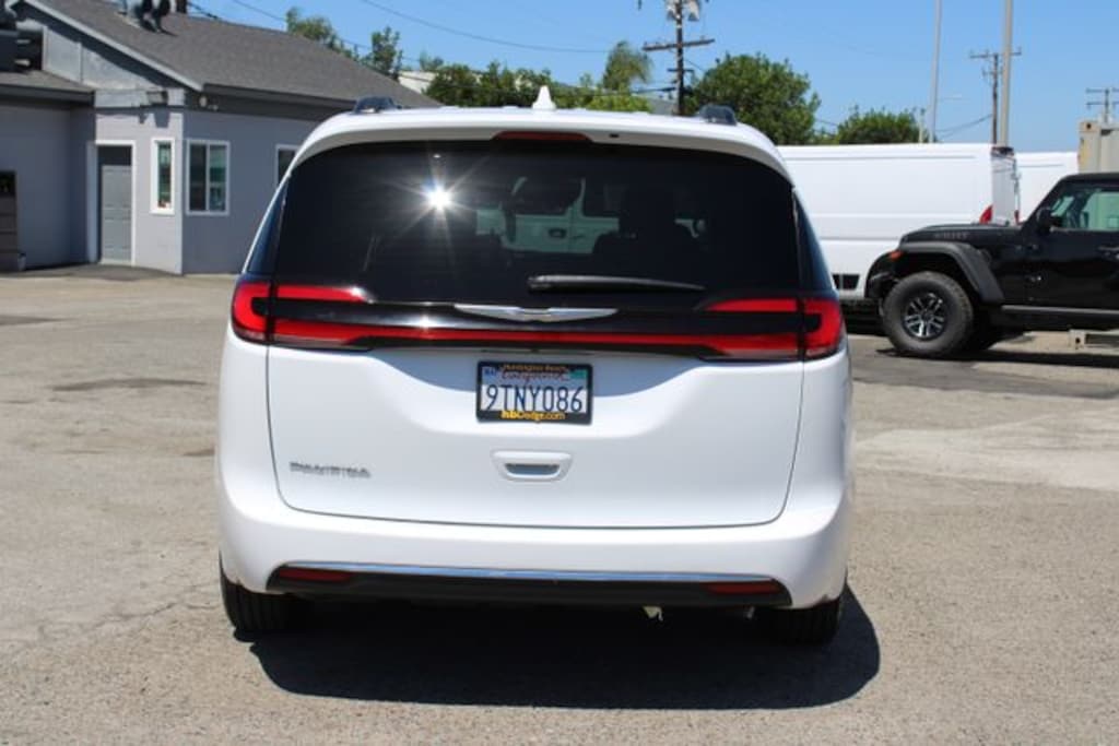 Used 2022 Chrysler Pacifica Touring L Minivan/Van