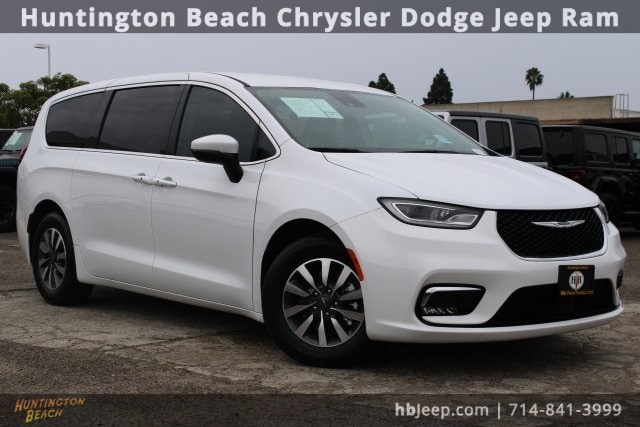 2023 Chrysler Pacifica Hybrid Touring L's photo
