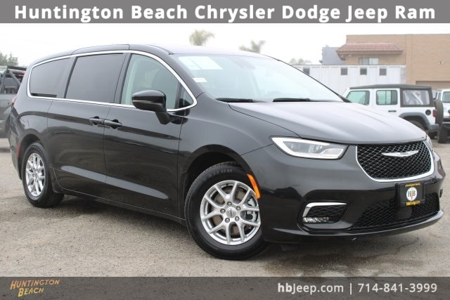 2023 Chrysler Pacifica Touring L's photo