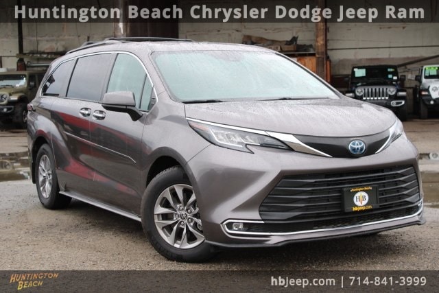 2022 Toyota Sienna XLE's photo