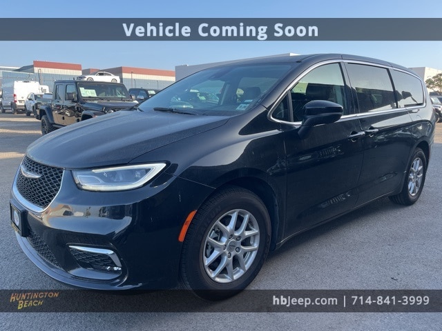 2023 Chrysler Pacifica Touring L's photo