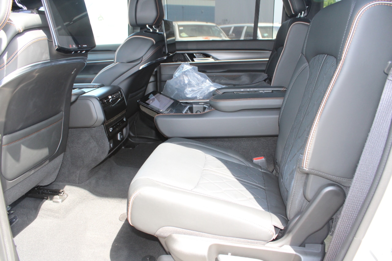 2025 Jeep Grand Wagoneer Series III - Photo 38
