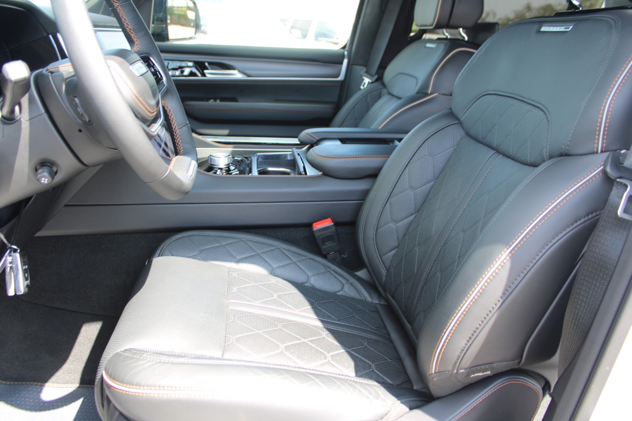 2025 Jeep Grand Wagoneer Series III - Photo 34