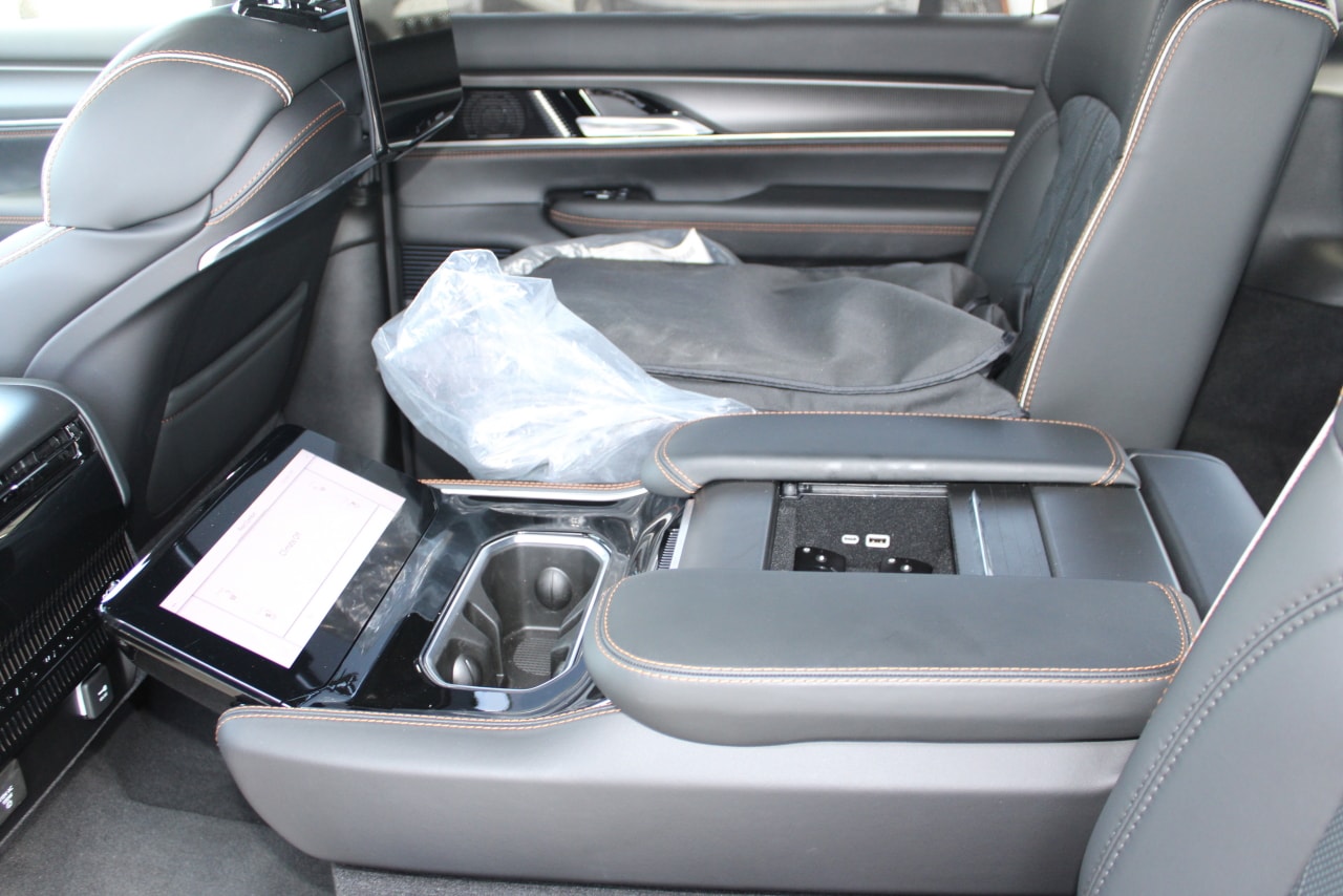 2025 Jeep Grand Wagoneer Series III - Photo 40