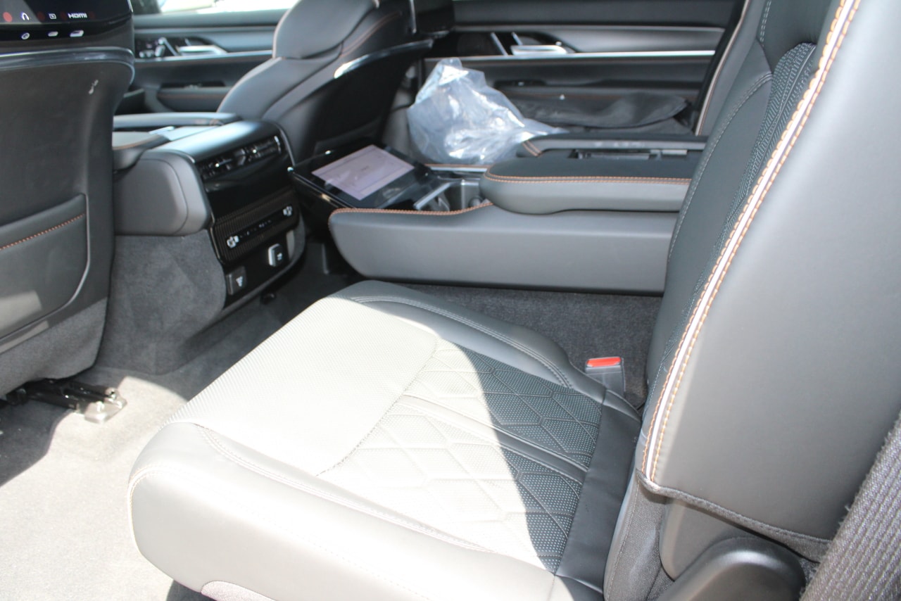 2025 Jeep Grand Wagoneer Series III - Photo 39