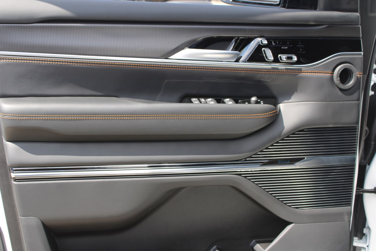 2025 Jeep Grand Wagoneer Series III - Photo 10