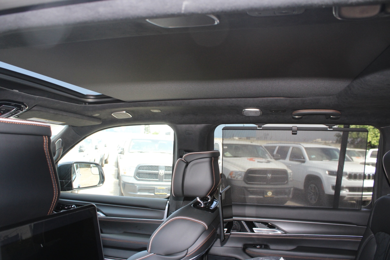 2025 Jeep Grand Wagoneer Series III - Photo 45