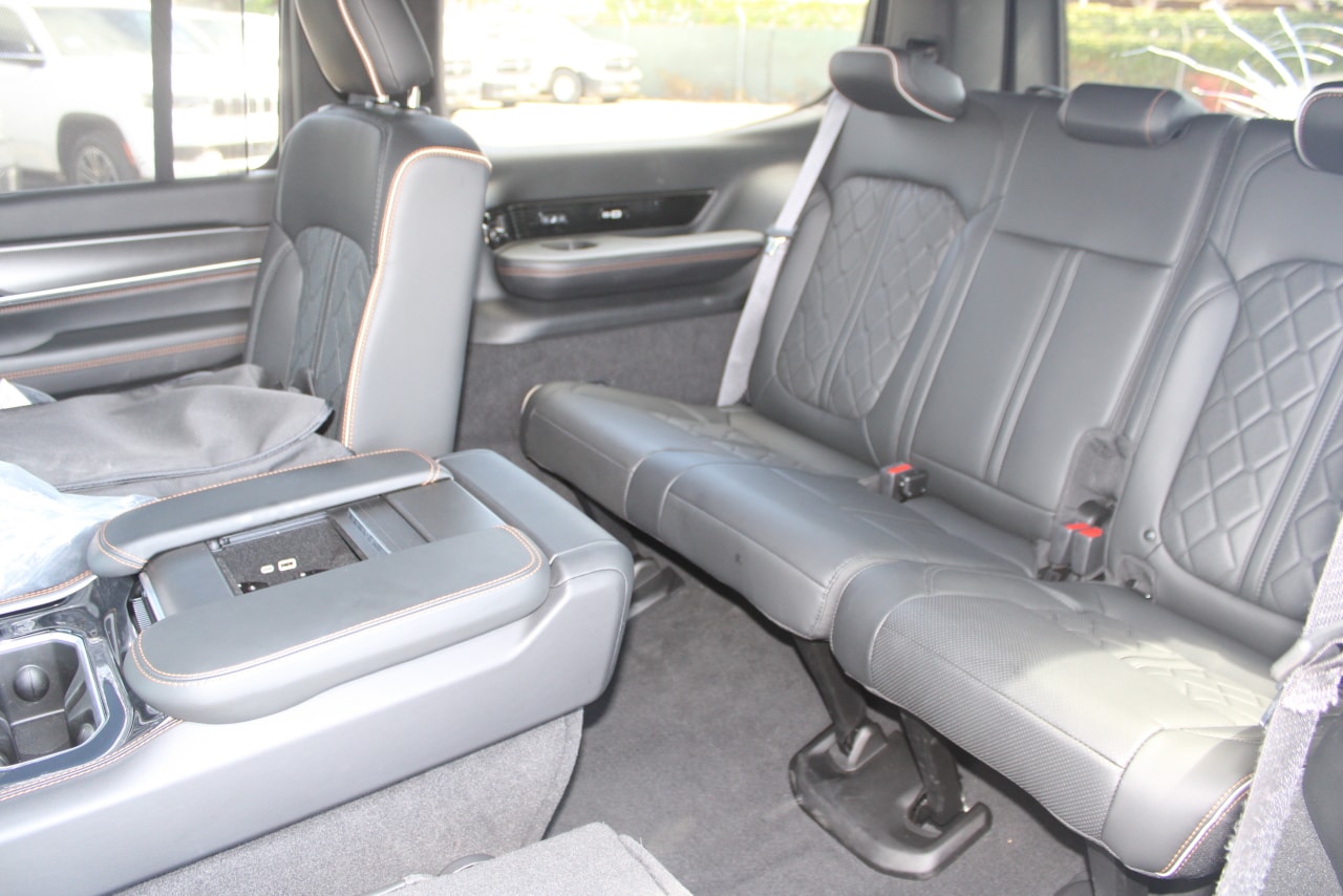 2025 Jeep Grand Wagoneer Series III - Photo 43