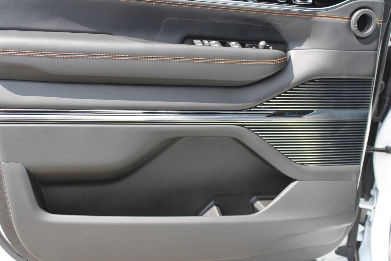 2025 Jeep Grand Wagoneer Series III - Photo 11