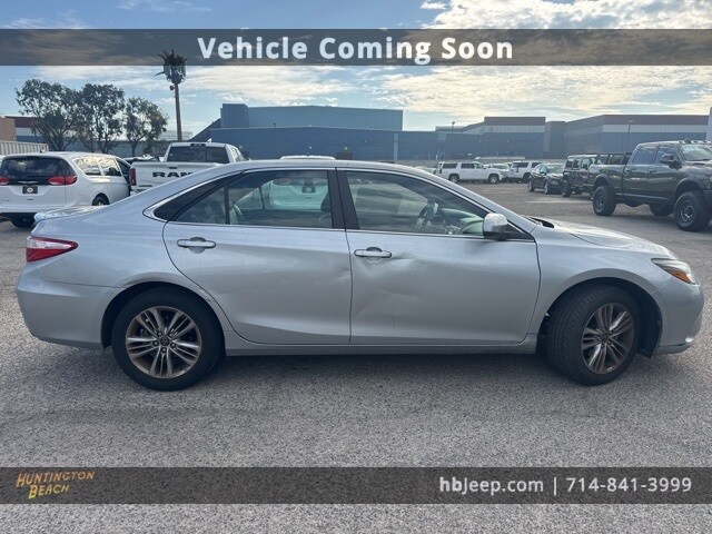 2016 Toyota Camry SE photo 2