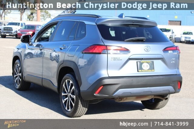 2023 Toyota Corolla Cross XLE photo 3