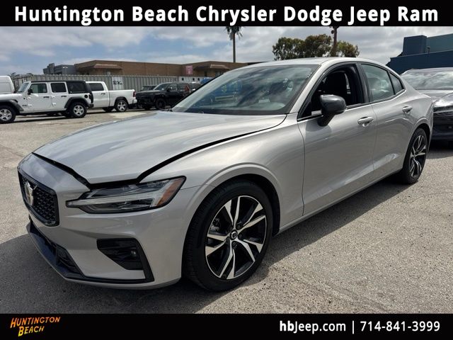 2024 Volvo S60 B5 Core Dark Theme's photo