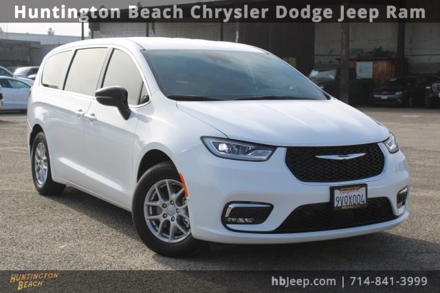 2026 Chrysler Pacifica Select's photo