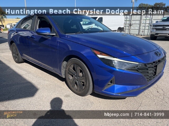 2023 Hyundai Elantra SEL photo 3