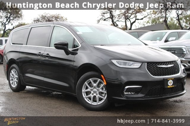 2023 Chrysler Pacifica Touring L's photo