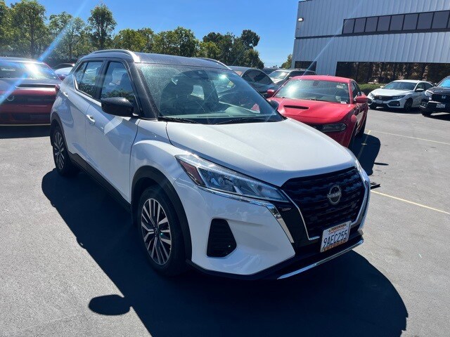 2022 Nissan Kicks SV photo 2