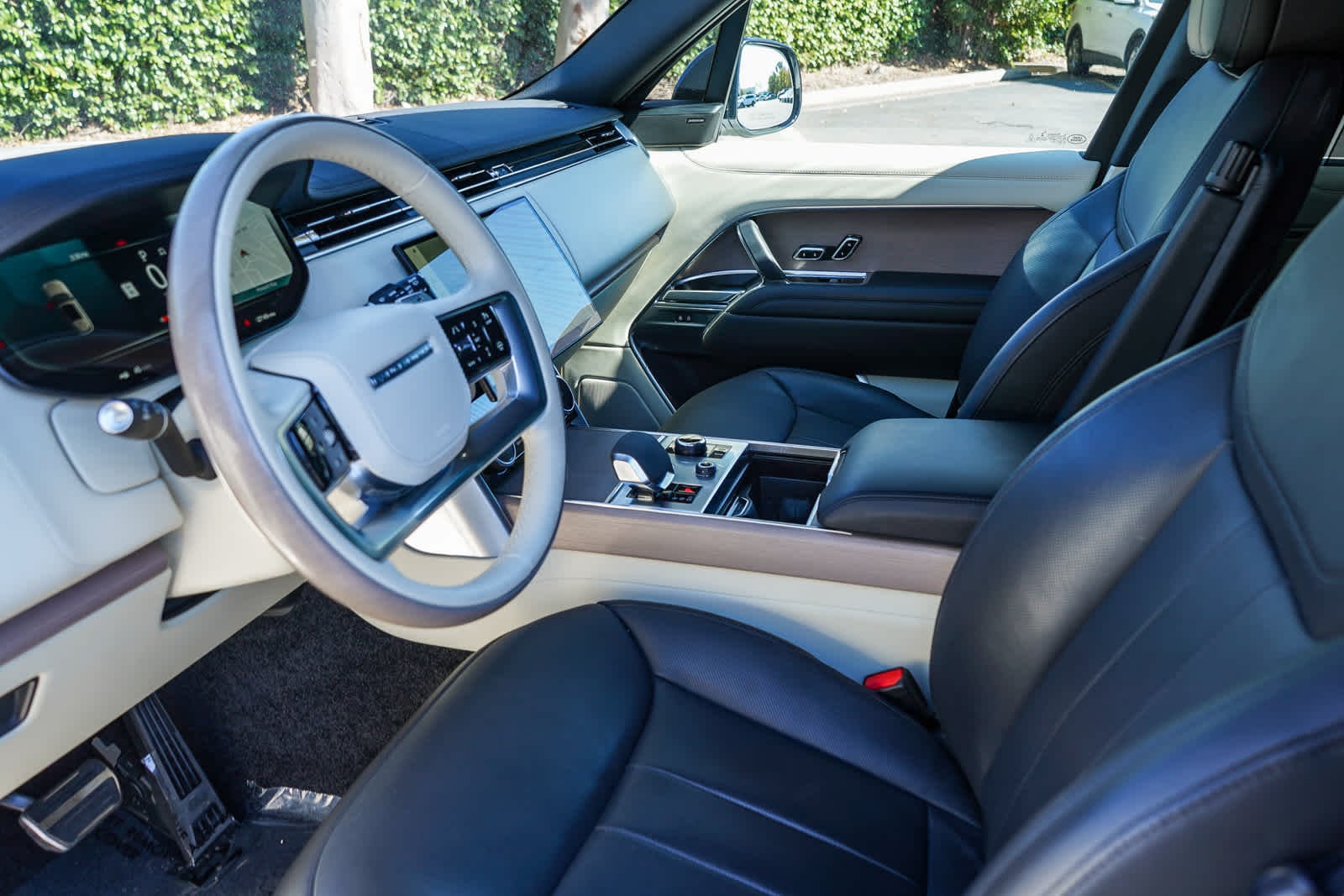 Thumbnail: 2023 Land Rover Range Rover - 21