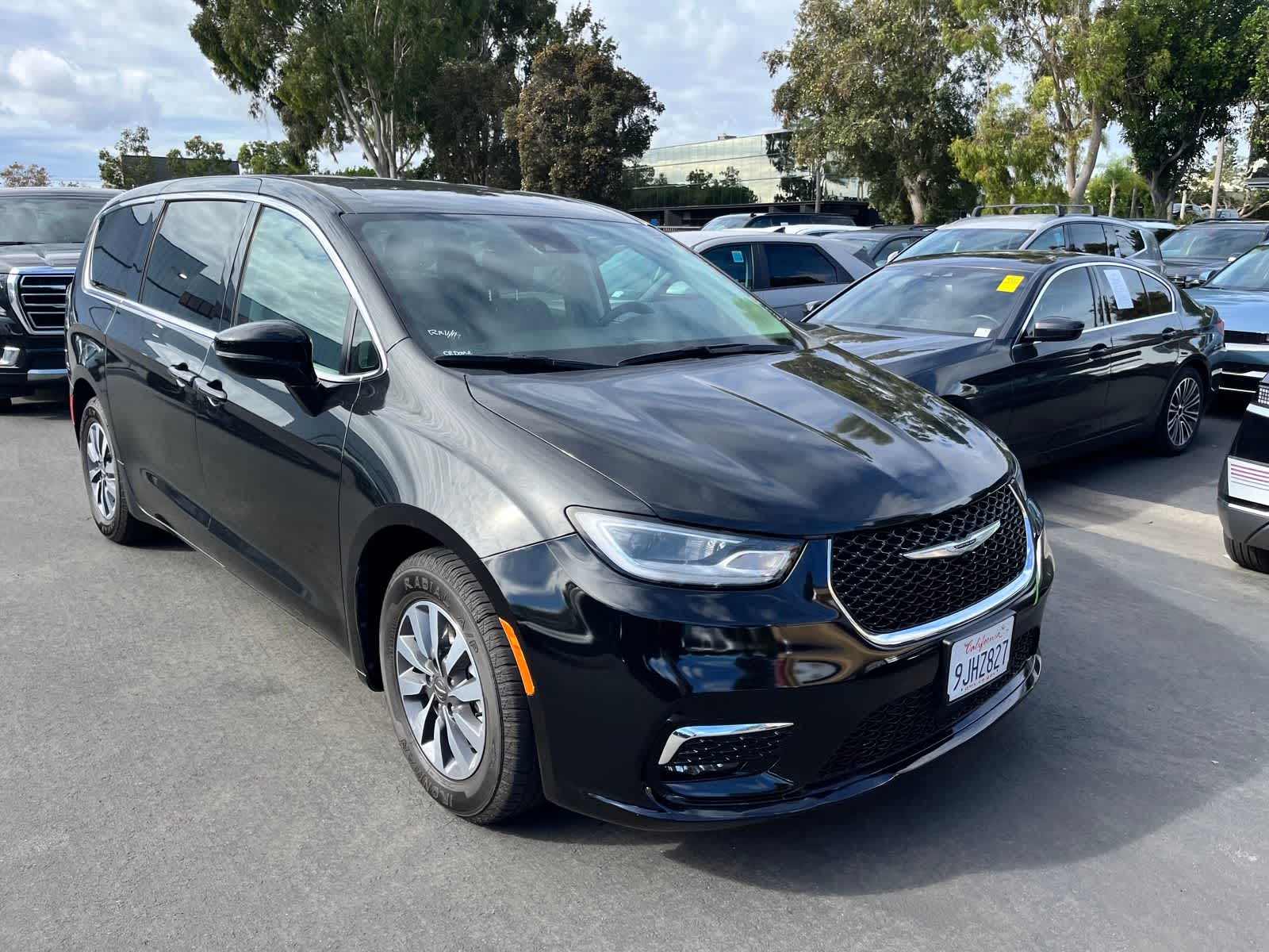 2024 Chrysler Pacifica Hybrid photo 2