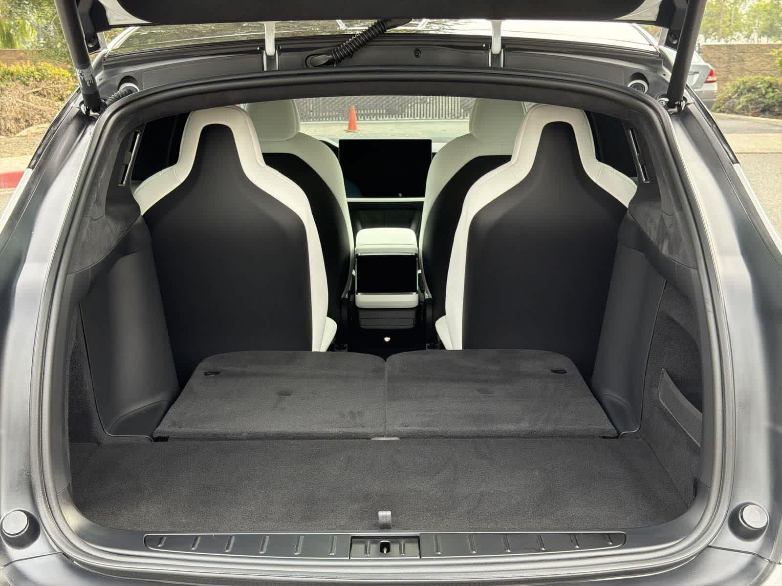 Thumbnail: 2022 Tesla Model X - 32