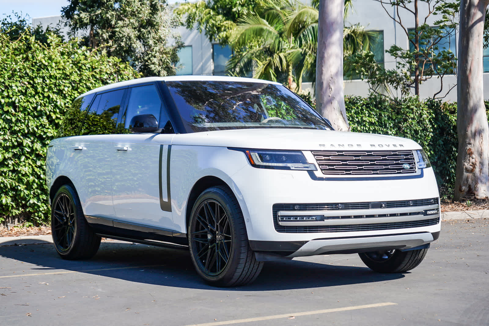 Thumbnail: 2023 Land Rover Range Rover - 3