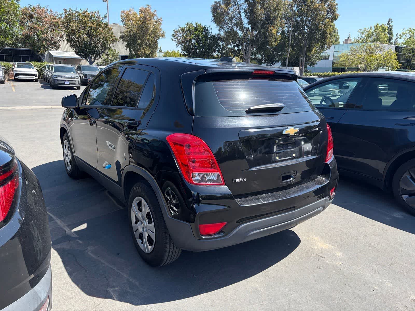 Thumbnail: 2018 Chevrolet Trax - 3