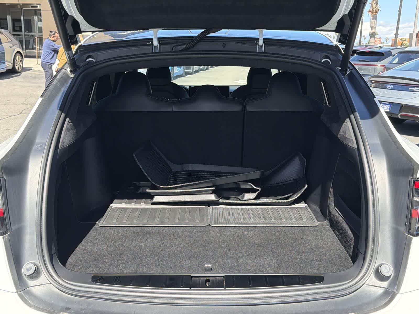 Thumbnail: 2022 Tesla Model X - 32