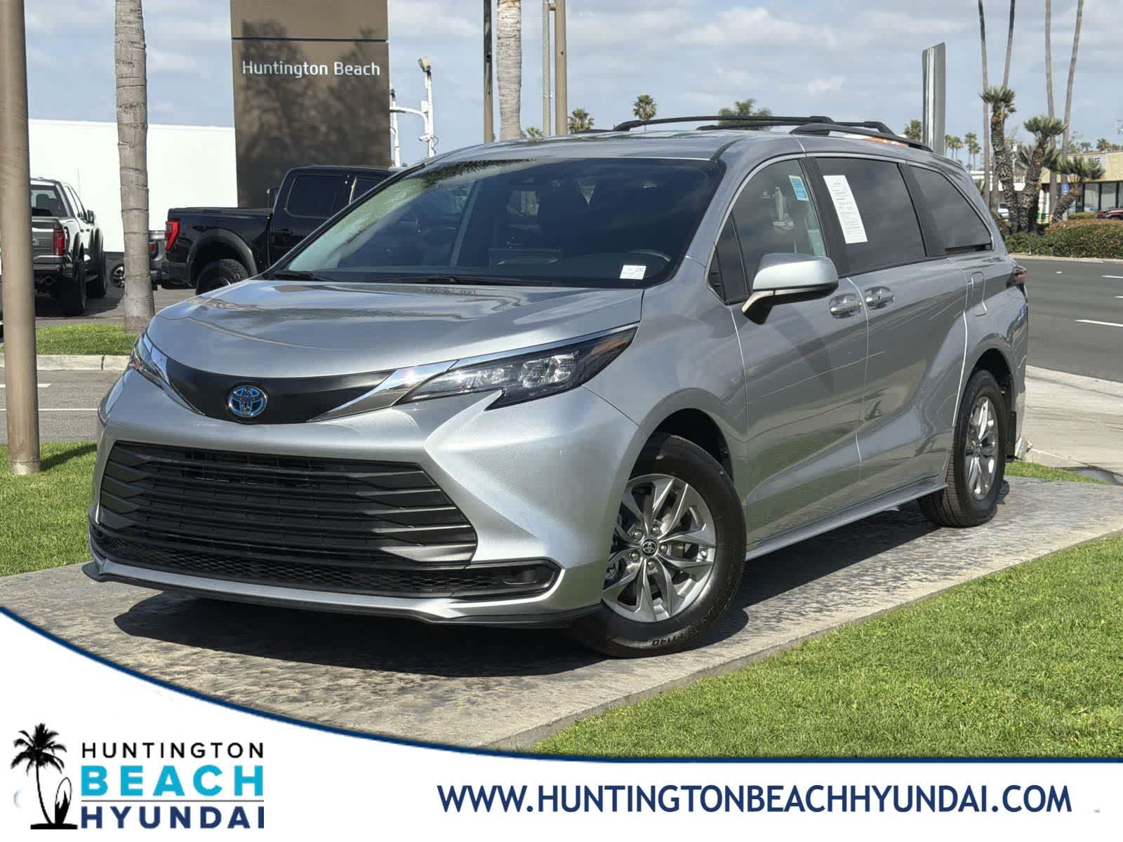 Thumbnail: 2025 Toyota Sienna - 1