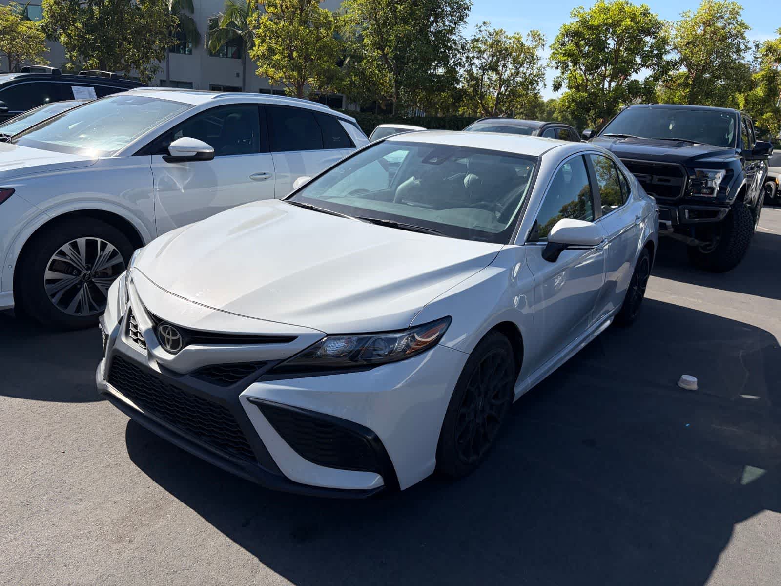 2022 Toyota Camry SE's photo